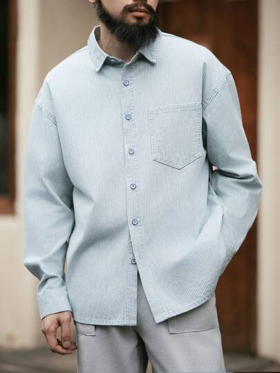 Manfinity Homme 復古美式淺藍條紋寬鬆牛仔襯衫，適合休閒場合