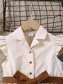 Vestido con cuello en V para niña joven con mangas cortas, cinturón con botones y diseño cruzado - Beis - Ver 3