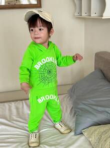 SHEIN 2 bucăți copii băieți ocazional sport streetwear modă litere broderie model pânză de păianjen set de hanoraci și pantaloni, potrivit pentru ieșiri - Verde - Vizualizare 3