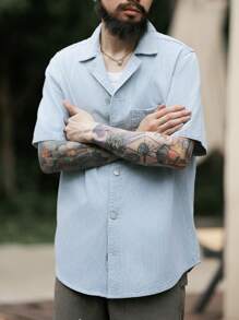 Manfinity Homme 夏季男款細縞拼接領口牛仔襯衫附口袋，休閒風格 - 淺色水洗藍 - 查看 6