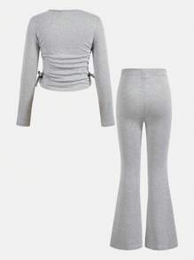 SHEIN Conjunto de niñas preadolescentes de top de punto ajustado de manga larga con cuello redondo gris con volantes y flores y pantalones acampanados, adecuado para usar en casa, al aire libre y como atuendo de viaje en el aeropuerto - Gris - Ver 2