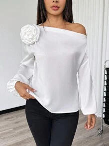 Chiquease بلوزة أنيقة للنساء بأكمام فوانيس ذات زخرفة زهرية ثلاثية الأبعاد وأكتاف غير متماثلة باللون الأحادي