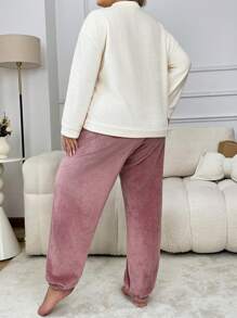 Conjunto de pijama de talla grande con parte superior de manga larga con bordado de corazón y letras en contraste de color y pantalón de unicolor - Beis - Ver 2