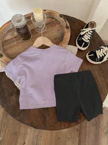 SHEIN Vintaside Kids مجموعة عبارة عن تي شيرت بأكمام قصيرة مطبوع عليه رسم وردة واسهم وتنورة قصيرة بزهور الزينة مثالية للأطفال الصغيرات، ومناسبة للخروجات الصيفية والعطلات