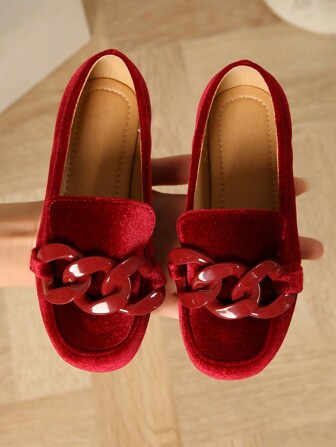 1 双女孩红色喜庆平底学生便鞋，适合春秋季节