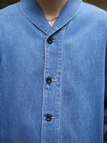 Manfinity Homme 男士休閒單排釦牛仔襯衫，適用於日常穿著 - 中等水洗藍 - 查看 3