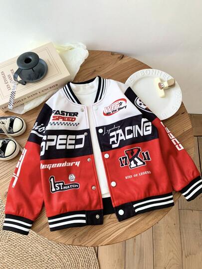 SHEIN 小男孩时尚酷炫的摩托车元素印花夹克，配有平罗纹领口、袖口和下摆。这款夹克的灵感来自摩托车元素，展现出酷炫时尚的风格。摩托车元素印花使夹克增添了独特的个性化魅力。罗纹领口、袖口和下摆设计呈现出经典的摩托车夹克风格，为整体造型增添了时尚感，适合秋冬季穿着。这款夹克将成为男孩衣橱中的流行时尚单品，为他们的穿着增添时尚感和个性化元素。