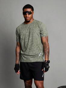 Manfinity Sport Corelite 男友风格男士运动套装圆领短袖上衣和户外休闲舒适短裤 - 彩色 - 查看 6