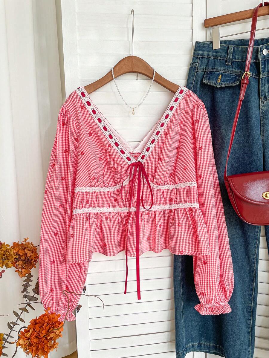 Soleia 大码女式返校/毕业/休闲秋季花卉刺绣方格荷叶边装饰褶皱松紧腰 V 领修身长袖衬衫 - 彩色 - 查看 1