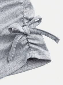 SHEIN Conjunto de niñas preadolescentes de top de punto ajustado de manga larga con cuello redondo gris con volantes y flores y pantalones acampanados, adecuado para usar en casa, al aire libre y como atuendo de viaje en el aeropuerto - Gris - Ver 5