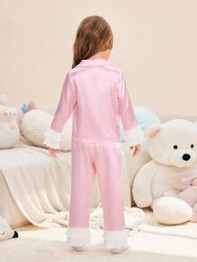 Pijama para niñas conjunto de 2 piezas: cárdigan de manga larga con volantes de loto simple rosa para bebé/niña pequeña y pantalón largo de loungewear. Este conjunto de loungewear de 2 piezas de cárdigan de manga larga con volantes de loto rosa simple y pantalón largo es una opción de moda para conjuntos a juego de mamá e hija. El diseño rosa muestra un estilo fresco y dulce, y el detalle de volantes de loto agrega un toque elegante. El diseño de cárdigan de manga larga y pantalón largo es cómodo y casual, adecuado para que la madre y la hija disfruten del tiempo libre en casa. Este conjunto de loungewear no solo expresa un gusto de moda, sino que también enfatiza la conexión emocional entre madre e hija. - Rosa - Ver 2