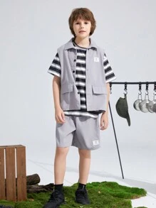 SHEIN 3 Stücke Tween-Jungen Freizeitoutfit: Weste mit V-Ausschnitt, Taschen und Knöpfen vorne, gestreiftes Kurzarm-T-Shirt und einfarbige gewebte Shorts. Geeignet für den täglichen Gebrauch, Urlaub und Sport im Frühling und Sommer.