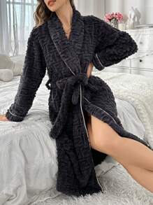 撞色滚边领提花抓绒睡袍，配有系带，舒适优雅的细节设计，适合秋冬季节，蓬松柔软。