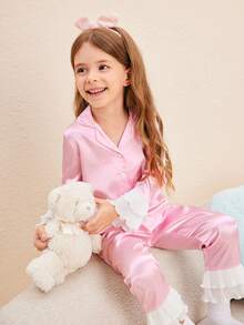 Pijama para niñas conjunto de 2 piezas: cárdigan de manga larga con volantes de loto simple rosa para bebé/niña pequeña y pantalón largo de loungewear. Este conjunto de loungewear de 2 piezas de cárdigan de manga larga con volantes de loto rosa simple y pantalón largo es una opción de moda para conjuntos a juego de mamá e hija. El diseño rosa muestra un estilo fresco y dulce, y el detalle de volantes de loto agrega un toque elegante. El diseño de cárdigan de manga larga y pantalón largo es cómodo y casual, adecuado para que la madre y la hija disfruten del tiempo libre en casa. Este conjunto de loungewear no solo expresa un gusto de moda, sino que también enfatiza la conexión emocional entre madre e hija. - Rosa - Ver 5