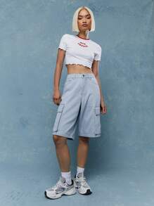 MISSGUIDED Pantalones cortos bermudas de carga de mezclilla con logotipo bordado en la parte posterior