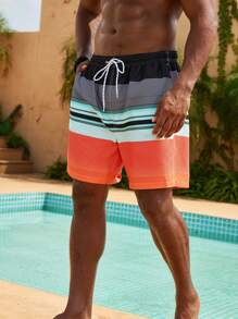 Manfinity VDAYZ 男式大码假日条纹印花抽绳腰宽松沙滩短裤 - 彩色 - 查看 4