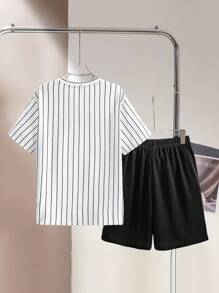 SHEIN طقم قميص كاجوال بأكمام قصيرة وطباعة حرفية مخططة وشورت أحادي اللون لفتيان المراهقين، قطعتان - الأسود - مشاهدة 2