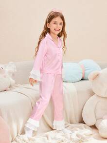 Pijama para niñas conjunto de 2 piezas: cárdigan de manga larga con volantes de loto simple rosa para bebé/niña pequeña y pantalón largo de loungewear. Este conjunto de loungewear de 2 piezas de cárdigan de manga larga con volantes de loto rosa simple y pantalón largo es una opción de moda para conjuntos a juego de mamá e hija. El diseño rosa muestra un estilo fresco y dulce, y el detalle de volantes de loto agrega un toque elegante. El diseño de cárdigan de manga larga y pantalón largo es cómodo y casual, adecuado para que la madre y la hija disfruten del tiempo libre en casa. Este conjunto de loungewear no solo expresa un gusto de moda, sino que también enfatiza la conexión emocional entre madre e hija. - Rosa - Ver 7