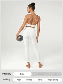 GLOWMODE FeatherFit™ 交叉背心领超薄肩带文胸，带可拆卸无缝罩杯，低冲击瑜伽日常 - 白色 - 查看 6