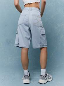 MISSGUIDED Pantalones cortos bermudas de carga de mezclilla con logotipo bordado en la parte posterior