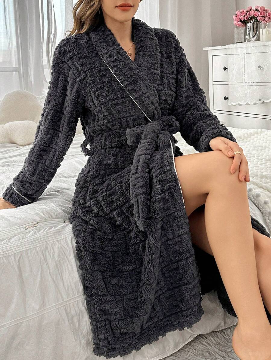 撞色滚边领提花抓绒睡袍，配有系带，舒适优雅的细节设计，适合秋冬季节，蓬松柔软。