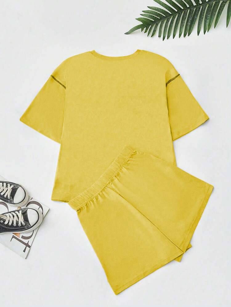 SHEIN ChicEase Bộ áo thun ngắn tay cổ tròn trễ vai có viền tương phản Quần short lưng thun - Màu vàng - Xem 2