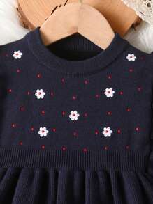 女婴圆领长袖荷叶边花卉刺绣针织连衣裙