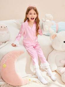Pijama para niñas conjunto de 2 piezas: cárdigan de manga larga con volantes de loto simple rosa para bebé/niña pequeña y pantalón largo de loungewear. Este conjunto de loungewear de 2 piezas de cárdigan de manga larga con volantes de loto rosa simple y pantalón largo es una opción de moda para conjuntos a juego de mamá e hija. El diseño rosa muestra un estilo fresco y dulce, y el detalle de volantes de loto agrega un toque elegante. El diseño de cárdigan de manga larga y pantalón largo es cómodo y casual, adecuado para que la madre y la hija disfruten del tiempo libre en casa. Este conjunto de loungewear no solo expresa un gusto de moda, sino que también enfatiza la conexión emocional entre madre e hija. - Rosa - Ver 6