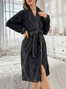 撞色滚边领提花抓绒睡袍，配有系带，舒适优雅的细节设计，适合秋冬季节，蓬松柔软。