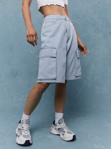 MISSGUIDED Pantalones cortos bermudas de carga de mezclilla con logotipo bordado en la parte posterior