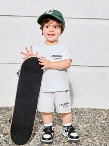 SHEIN Set di maglietta a maniche corte a maglia e pantaloncini con vita elastica per bambino/a sportivo/a casual con stampa a lettere, combinazioni multiple (2 set/4 set)