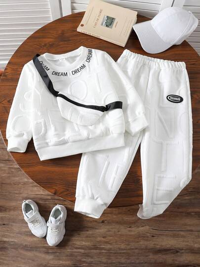 SHEIN 3 件套年轻男孩休闲宽松运动运动服套装 - 包括 1 件带刺绣字母图案的长袖圆领运动衫、1 个不对称斜挎包和 2 条带撞色饰边细节的纯色运动裤，舒适温暖，适合秋冬季日常穿着、上学或户外玩耍