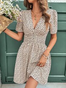 SHEIN Frenchy 女式花卉全长假日夏季连衣裙，腰部和 A 字形 V 领 - 杏色 - 查看 1