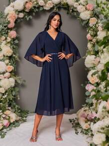 SHEIN Belle Robe femme élégante en tissu de mousseline de soie bleu marine, col V superposé, épaules volantées avec fleurs décoratives, manches cape asymétrique, ceinture décorée de passepoil argenté, coupe trapèze mi-longue, convient pour mariage et demoiselle d'honneur - Bleu marine - Voir 9