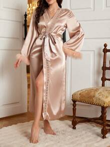 Robe longue en satin avec dentelle contrastée et garniture moelleuse pour femme
