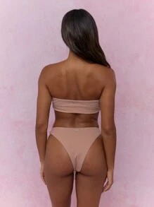 MISSGUIDED Top de biquíni estilo bandeau com detalhe de gravata vazada e parte inferior de biquíni atrevida de cintura baixa, conjunto de duas peças para natação de verão