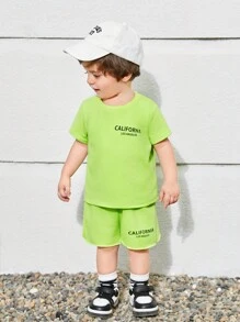 SHEIN Set di maglietta a maniche corte a maglia e pantaloncini con vita elastica per bambino/a sportivo/a casual con stampa a lettere, combinazioni multiple (2 set/4 set)