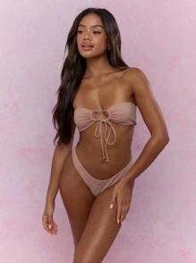 MISSGUIDED Top de biquíni estilo bandeau com detalhe de gravata vazada e parte inferior de biquíni atrevida de cintura baixa, conjunto de duas peças para natação de verão