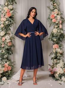 SHEIN Belle Robe femme élégante en tissu de mousseline de soie bleu marine, col V superposé, épaules volantées avec fleurs décoratives, manches cape asymétrique, ceinture décorée de passepoil argenté, coupe trapèze mi-longue, convient pour mariage et demoiselle d'honneur - Bleu marine - Voir 4