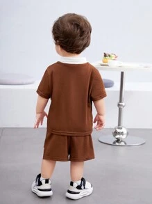 SHEIN Set di polo a maniche corte a righe multicolore con lettere sulla soffice maglia a trama grossa e pantaloncini a vita elastica, adatti per l"estate, per neonati maschi e femmine.