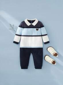 蓝色条纹休闲翻领连体爬行服男宝宝套装展现出清爽时尚的设计风格。蓝色条纹的设计为整体造型增添了活力与俏皮感，展现出简约休闲的气息。翻领的设计为连体爬行服增添了优雅的元素，让宝宝更加有品位。柔软舒适的面料适合宝宝娇嫩的肌肤，保持舒适的穿着体验。连体爬行服穿脱方便，穿着更加灵活轻盈。蓝色条纹的设计让整体造型更加清新可爱，让男宝宝展现出独特的休闲潮流风格。适合日常穿着，无论是居家游玩还是外出，都能让男宝宝散发出俏皮动人的魅力。 - 藍白色 - 查看 1