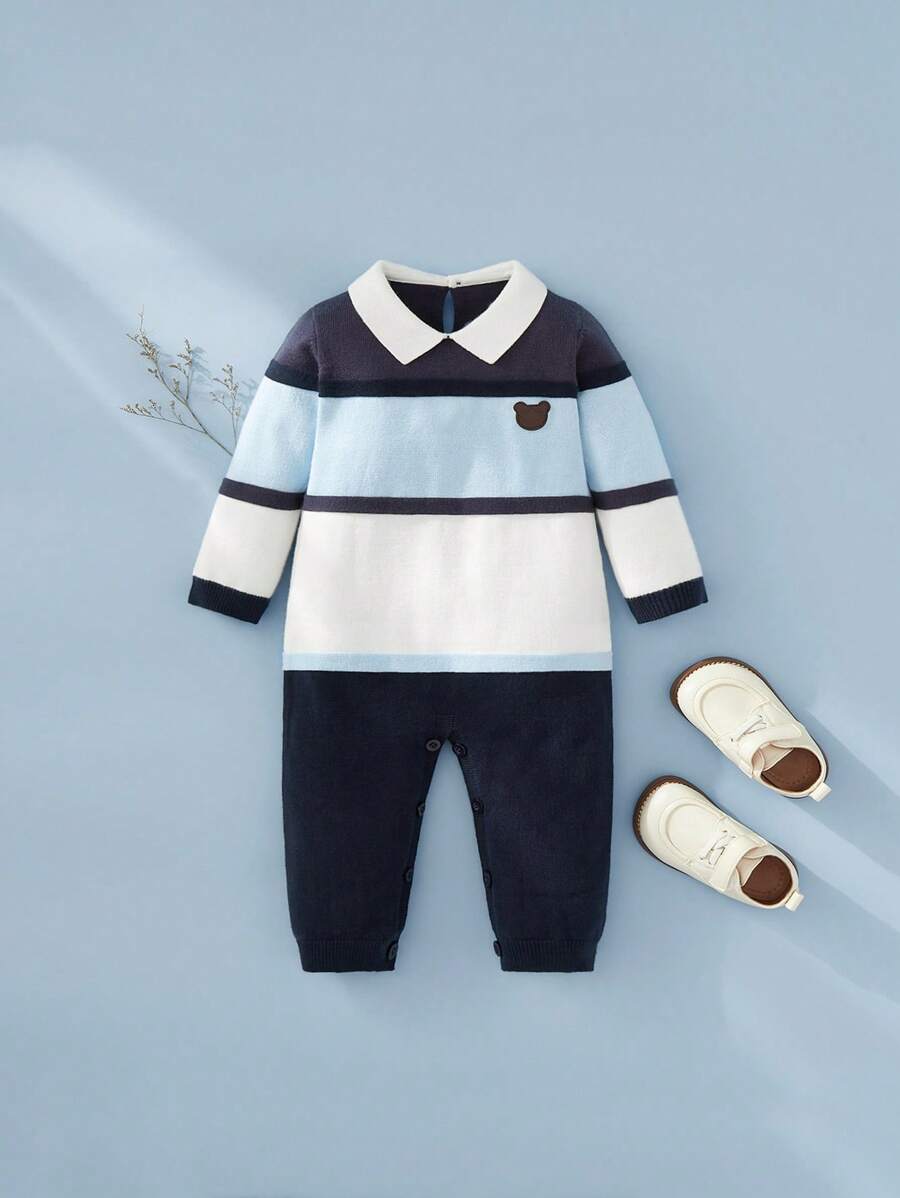 蓝色条纹休闲翻领连体爬行服男宝宝套装展现出清爽时尚的设计风格。蓝色条纹的设计为整体造型增添了活力与俏皮感，展现出简约休闲的气息。翻领的设计为连体爬行服增添了优雅的元素，让宝宝更加有品位。柔软舒适的面料适合宝宝娇嫩的肌肤，保持舒适的穿着体验。连体爬行服穿脱方便，穿着更加灵活轻盈。蓝色条纹的设计让整体造型更加清新可爱，让男宝宝展现出独特的休闲潮流风格。适合日常穿着，无论是居家游玩还是外出，都能让男宝宝散发出俏皮动人的魅力。 - 藍白色 - 查看 1