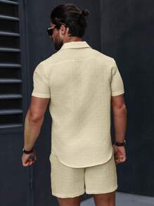Manfinity Homme 2 piezas Conjunto de Top de manga corta con botones y pantalones cortos minimalistas de un solo color para hombre - Amarillo - Ver 2