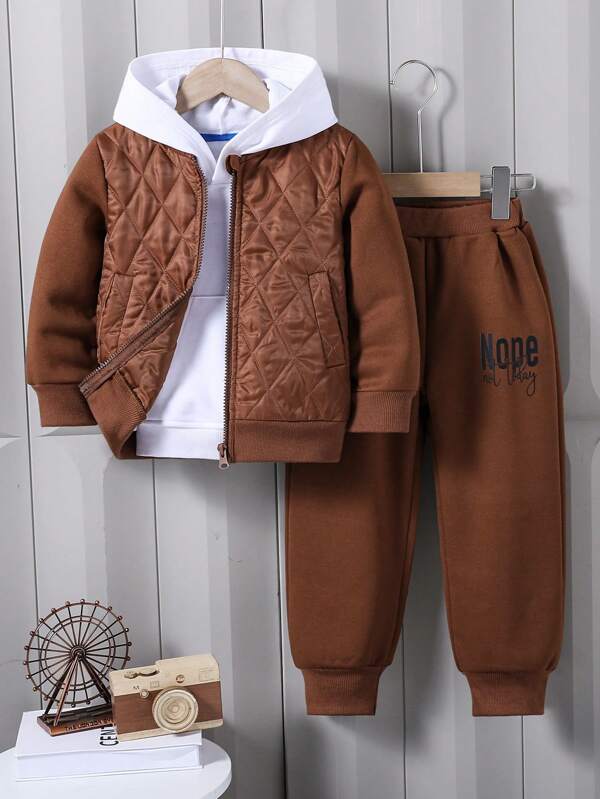 Ensemble deux-pièces de sport de loisirs pour jeune garçon, composé d'un sweatshirt brun à motif diamant avec surpiqûres en tissu brun et d'un pantalon imprimé de lettres. Convient pour l'automne et l'hiver, les activités extérieures et toutes les occasions, offrant chaleur et confort.