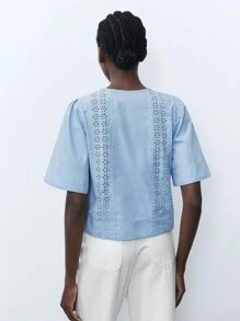 Maija 女士蓝色圆领灯笼袖孔眼刺绣系带镂空简约休闲衬衫，适合度假和海滩 - 藍色 - 查看 2