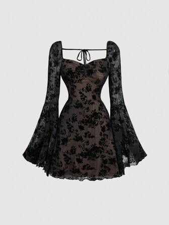 SHEIN MOD Große Größen Herzausschnitt-Kleid einfarbig mit geraffter Büste, Glockenärmeln, Flockenmuster-Jacquard, Fairy Core Dinner Outfit, Hochzeitskleider für Frauen, elegantes Abendkleid, Langarm Fließendes Kleid für Frauen, für den Winter
