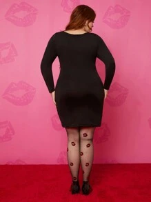 Betty Boop x SHEIN Vestido corto negro de talla grande con cuello de corazón, ajustado, y estampado de automóvil de carrera y letras, apropiado para citas y atuendos
