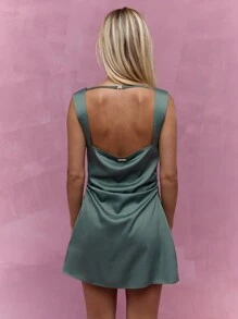 MISSGUIDED Vestido mini elegante de satén con cuello cowl, sin mangas, estilo cóctel A-line, perfecto para celebraciones de St. Patrick's Day y ocasiones especiales
