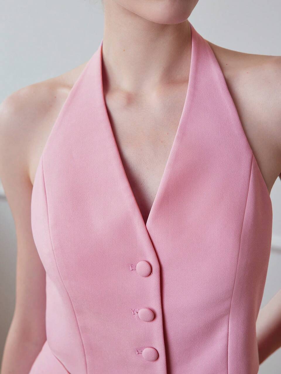 MOTF STUDIO SOLID SINGLE BREASTED PLACKET CROP HALTER TOP