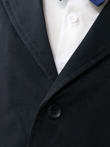 Áo blazer vải tuýt trang trọng dành cho bé trai với thiết kế một bên ngực và trang trí biểu tượng trường học, kết hợp với quần váy. Thích hợp cho các dịp Thu/Đông như sự kiện ở trường, các bữa tiệc yêu cầu trang phục trang trọng. Điểm nhấn biểu tượng trường học tinh xảo nâng cao vẻ ngoài bóng bẩy, cho phép các chàng trai trẻ thể hiện sự tự tin trong bối cảnh trang trọng. - màu đen - Xem 4